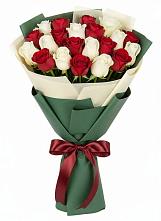 Букет Микс из красных и белых роз в Дербентской