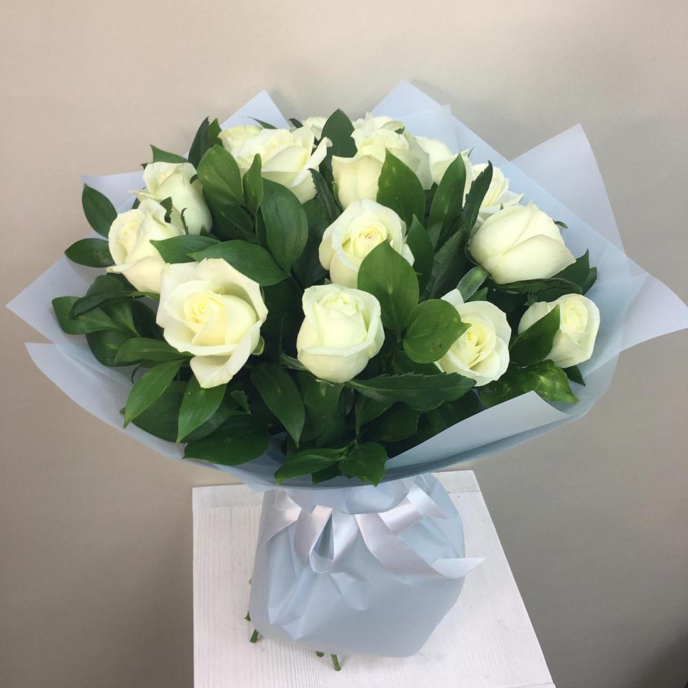 Букет 15 Белых роз Проуд в Дербентской