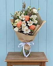 Букет цветов из:  Альстромерии, Лизиантусы, Розы и Хризантемы в Дербентской