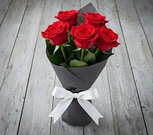 Букет 5 Красных роз Эдлесс Лав в Дербентской