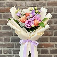 Букет цветов из:  Лизиантусы и Розы в Дербентской
