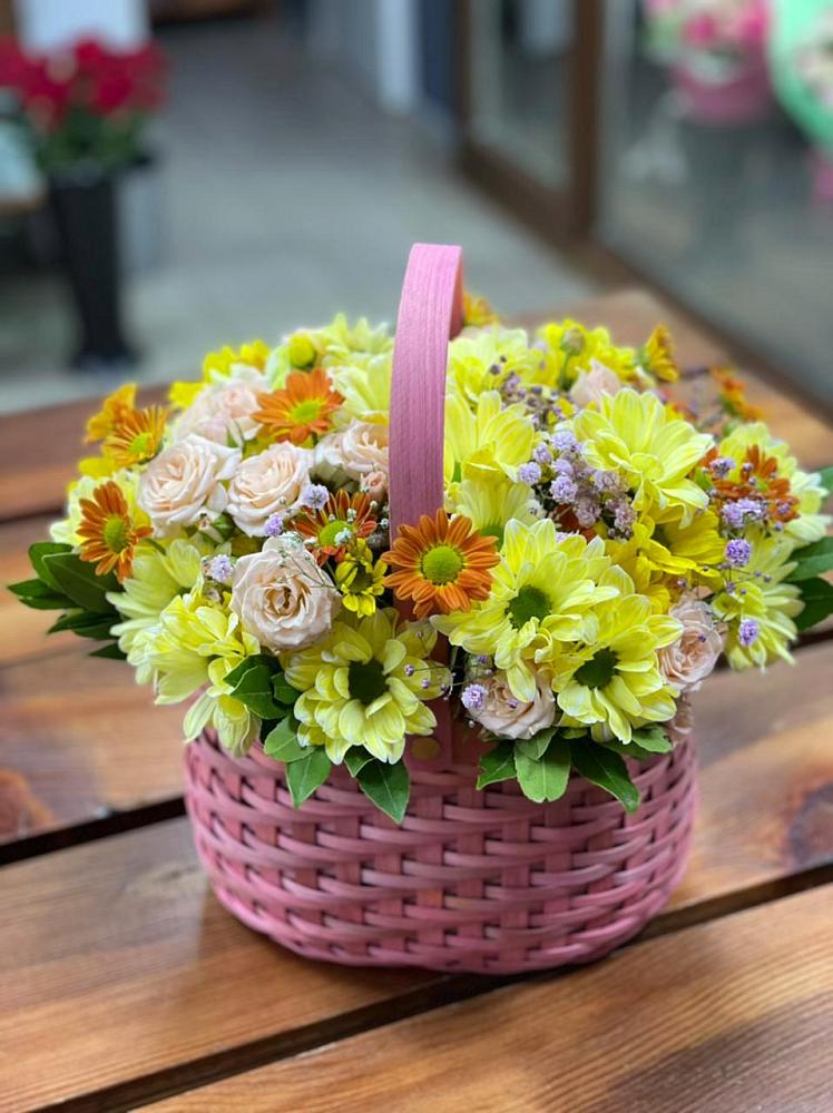 Цветочная композиция из Хризантемы и Розы в корзине в Дербентской