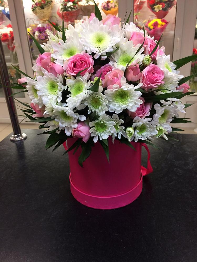 Цветочная композиция из Розы и Хризантемы в шляпной коробке в Дербентской