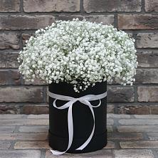 Цветочная композиция из Гипсофила в шляпной коробке в Дербентской