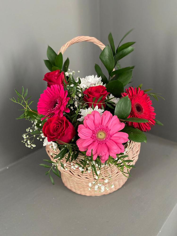 Цветочная композиция из Розы, Хризантемы и Герберы в корзине в Дербентской