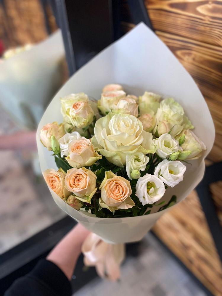 Букет цветов из: Розы и Лизиантусы в Дербентской